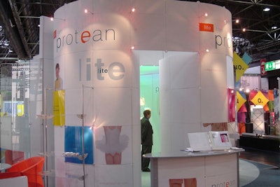 Designed to be easy to set up and move, That Lite Thing, available from Eco Advantum Displays is a tool-free panel-and-node exhibition system made from recycled plastics. Semitransparent peel-off PET graphic overlays are easily interchangeable.