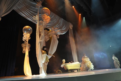Onstage performers participated in dreamy sequence scenes, which included a bathtub-bound actor and an assemblage of balloons and drapes.