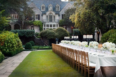 For a dinner Rollins hosted in honor of Oscar de la Renta that benefited Children's Healthcare of Atlanta, the hostess covered a long dining table with burlap and linen and topped it with simple arrangements of dahlias and wheatgrass. Fruitwood Chiavari chairs complemented the garden setting.