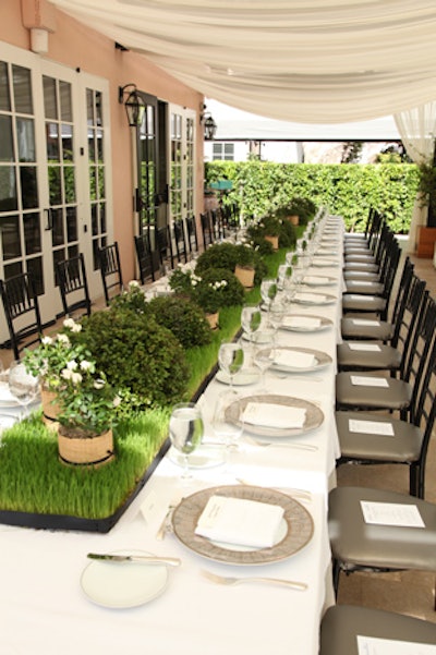 In September, Los Angeles floral designer Eric Buterbaugh set topiary balls on beds of wheatgrass at the Entertainment Industry Foundation’s Women’s Cancer Research Foundation luncheon celebrating the Nancy Short lecture series.