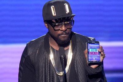 Presenters at the American Music Awards used Samsung‘s Galaxy Note II devices to announce winners.