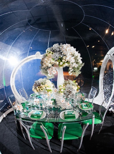Event producer Alexandra Rembac-Goldberg of Sterling Engagements designed a showcase table with a bubble theme. The entire look was placed inside a clear bubble structure from Casa Bubble.