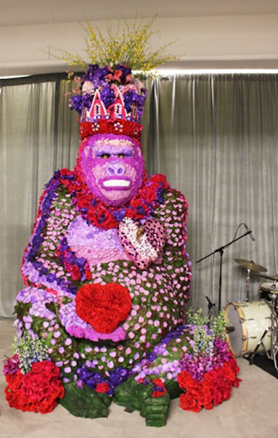 As guests arrived in the coat check area, they were met by a giant King Kong statue covered in flowers—a nod to the evening's iconic venue.