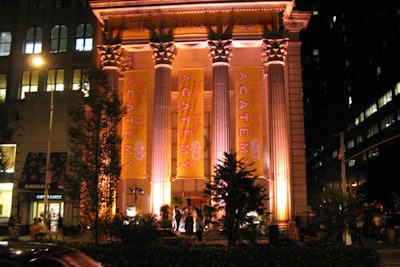 Meow Mix Acatemy: Turned New York’s Daryl Roth Theatre into Meow Mix Acatemy—world’s first school designed to teach pet parents “how to think like a cat.” PROMO: “Best Promotion of the year.”