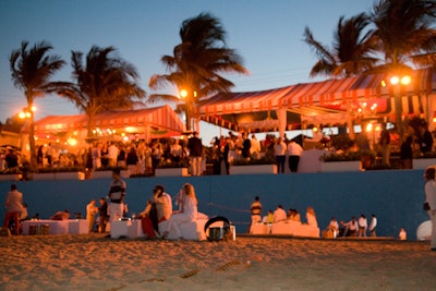 To combat the chill at dusk, a bonfire was built on the beach. Once the sun set, the venue was awash in soft orange light, a nod to the iconic Hermès hue.