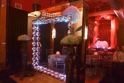 Ideas on Decorating a Roaring '20s Speakeasy Nightclub