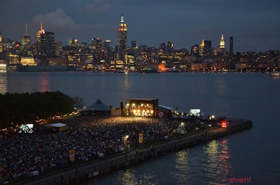 New York City skyline backdrop for Grammy-winning band Mumford & Sons