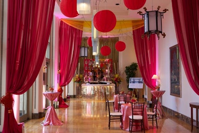 A mirrored bar from Kehoe Designs anchored the foyer, which also had high and low tables. Swathed in embroidered linens from BBJ, the tables held copies of the magazine's April issue.