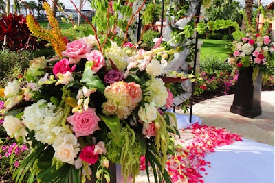 Lush altar pieces flank the arch