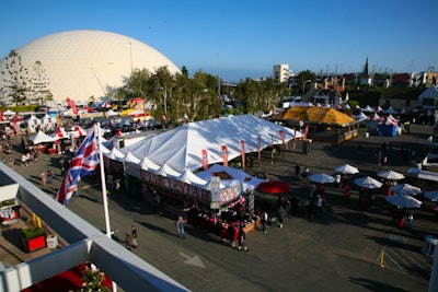 Clear top clear span structure and adjoining pole tent