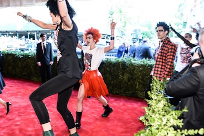At the moment the red carpet opened to arrivals, a phalanx of models dressed in punk garb appeared in flash-mob form, generating excitement and reverberating the night's theme to the photographers, guests, and hundreds of onlookers across Fifth Avenue.