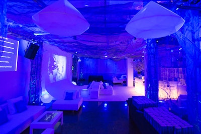 Designed to feel like being inside a Bombay Sapphire bottle, the lounge was awash in blue lighting with white lounge seating and lush floral arrangements on the bar. The lounge also had a live Twitter feed displayed on the wall.