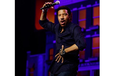 Lionel Richie performs!