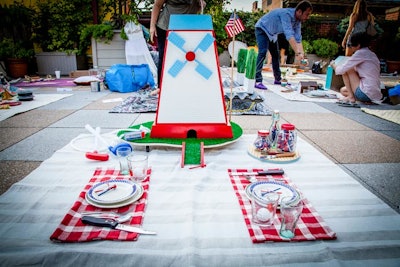 The guests seated at We Create NY and Input Creative Studio’s golf-theme picnic setting had the option of playing a quick round of putt-putt.