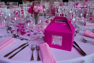 Dinner tables were laden with costume jewelry, pink roses, and feathers. At their seats, guests found a hot pink gift box filled with a few of Anna Nicole’s favorite things, such as barbecue sauce, chocolate hearts, and lip gloss.