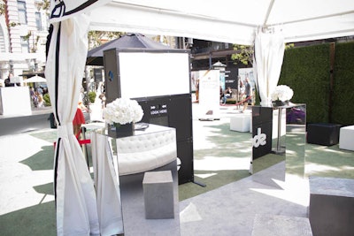 Open-air-style photo booths to fit more people