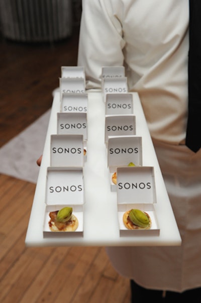 The first night's dinner was catered by Peter Callahan Catering, which served guests miniature pizzas in Sonos boxes during cocktail hour.