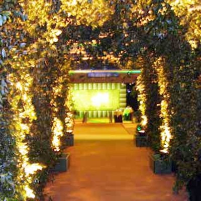 Guests arriving at Turner Broadcasting’s TBS and TNT upfront presentations passed through a vine-covered tunnel towards the theater’s lobby space, which served as a cocktail area. A large wall installation of moss served as a focal point.