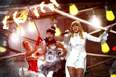Fire parasol Grammy's award show with Taylor Swift