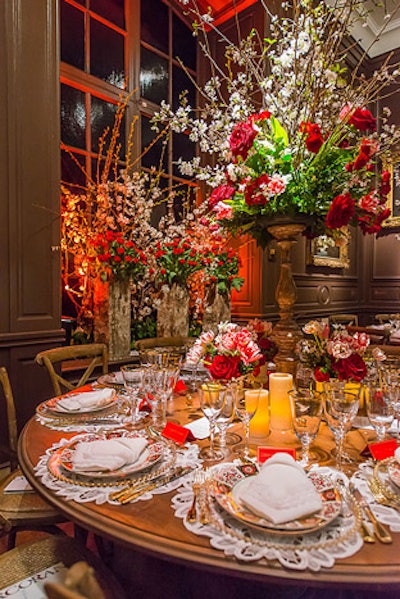 Centerpieces in one gallery incorporated only white and red flowers, mixing solid red roses with bleeding white and red roses, leaving blue for an adjacent room.