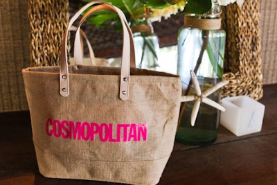 At Cosmopolitan en Español’s beach bash at Nikki Beach last June, burlap gift bags stocked with fashion and beauty products had the feel of a beach-day carryall.