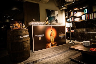 A client favorite, the Tate bar gives brands the option to add custom vinyl applications of their logo or company image.
