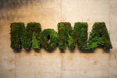 The arrivals backdrop featured a moss- and greenery-covered museum logo, which mimicked the structured topiary arrangements inside the dining space.