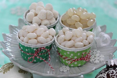 Create a sophisticated theme with white-coloured Jelly Belly beans.