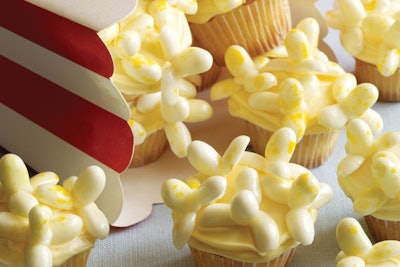 Buttered Popcorn mini cupcakes. Ideal for Hollywood-themed events and celebrations.