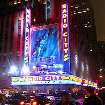 The MTV Video Music Awards returned to Radio City Music Hall with a splash of light and an enormous banner displaying the VMA logo.