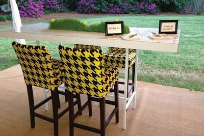 Toni bar stools and Peter table, both customizable with any accessory or décor