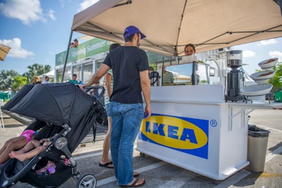 At a café cart, Ikea served free cafecitos and ginger cookies.