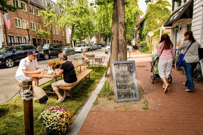 Luke's Lobster set up a parklet that became a sidewalk café for the day. The cut-to-measure sod defined the space, as did touches like floral planters.