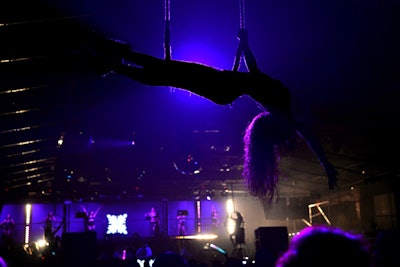Aerialists entertained crowds following Derulo's performance.