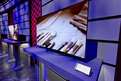 To authentically integrate LG products into the gala, the organizers used LG G3 smartphones to display descriptions of the art showcased on the televisions.