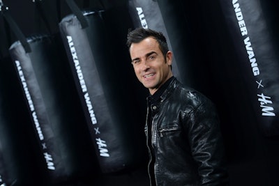 Celebrities, including Jessica Chastain, Mary J. Blige, Eddie Redmayne, and Justin Theroux (pictured), arrived at the Armory to a step-and-repeat comprising of a row of on-theme identical punching bags marked with Alexander Wang for H&M branding.