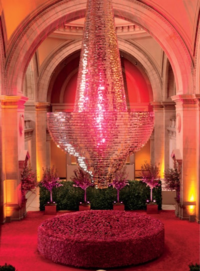 For 2013's 'Punk: Chaos to Couture' gala, a chandelier made of thousands of razor blades, which was created by London-based artist and designer Simon Kenny, hung above a bed of 75,000 roses in the entrance hall, playing off the subversive nature of the genre. Àvila once again handled the decor for the party.
