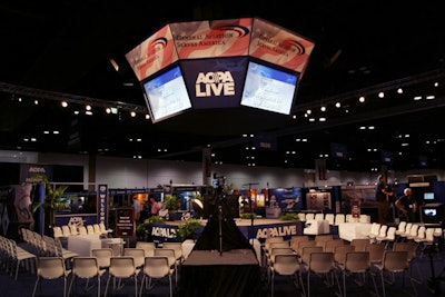 In-the-round seating at a trade show offers an inviting format for an impromptu audience.