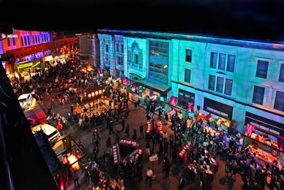 1,000 guests filled New York Street for this Edison themed gala. Open top canopies showcased gifting stations while 15’ high streetlamps signaled guests to bars