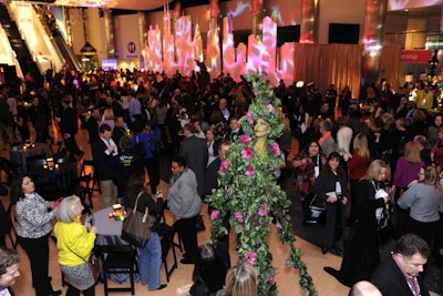 Also in the Magnificent Mile area, stilt walkers draped in flowers and vines represented the area's sidewalk gardens. In the background, Kehoe Designs created a light-splashed replica of the Chicago skyline.