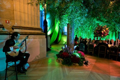 Spanish guitarist Michael Bard played for guests during dinner.