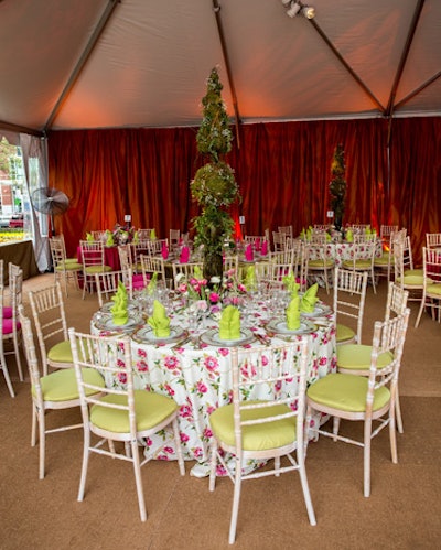 Perfect Settings mixed up the linens on the tables adjacent to one another with white tablecloths adorned with pink flowers on one table next to another with the opposite color arrangement.