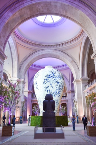 In the center of the Great Hall, an iconic Chinese porcelain vase was replicated completed in flowers. It took nearly 150 workers to piece together the 30-foot-tall living sculpture, a creation that towered over the green moss-covered information desk and weighed 12,500 pounds. In total, the vase featured 250,000 stems of white roses, thousands of which were dyed blue to achieve the blue porcelain effect.
