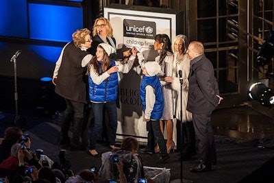 Flipping the switch for lighting the Snowflake, lead by UNICEF Ambassador, Téa Leoni