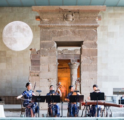 In the Temple of Dendur, which served as the cocktail space, a female quartet dressed in cheongsams played “In the Mood for Love.”