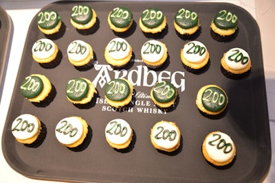 Misha's Cupcakes provided mini treats in Ardbeg's green and white colors. The '200' represented the brand's 200th anniversary.