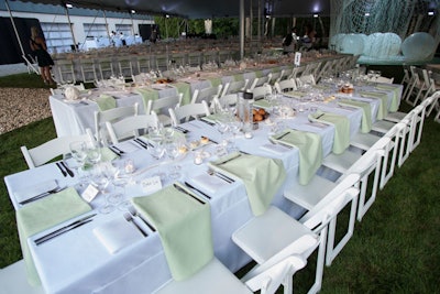 The performances of Cirkus Cirkör frequently involve the use of string and rope; coiled on each of the simple pale green dinner table setups as centerpieces were balls of rope, with loose ends winding down the center of the tables. During dinner, a series of short circus vignettes were performed.