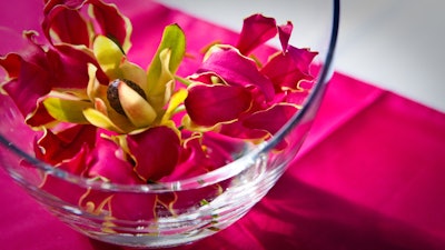 Magenta gloriosa as an alternative to the classic wedding centerpiece