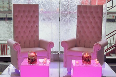 White Leather Throne Chairs, LED Acrylic Stage, Illuminated Acrylic Coffee Table