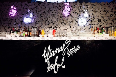 For an art-theme event, Brooklyn, New York-based floral, decor, and production company Birch Events created the bar’s backdrop out of all-white paintbrushes.